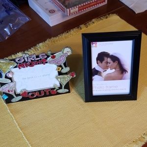 2 picture frames,